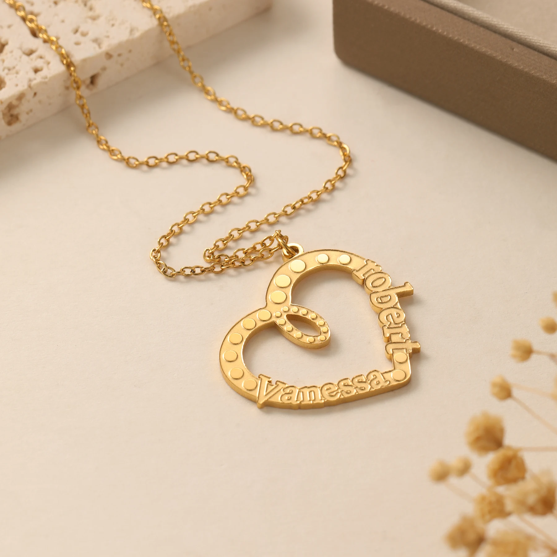 

Custom Heart Couple Necklace Two Names Engraved Inside Heart Pendant Hollow Design Romantic Anniversary Valentine‘s Day Jewelry