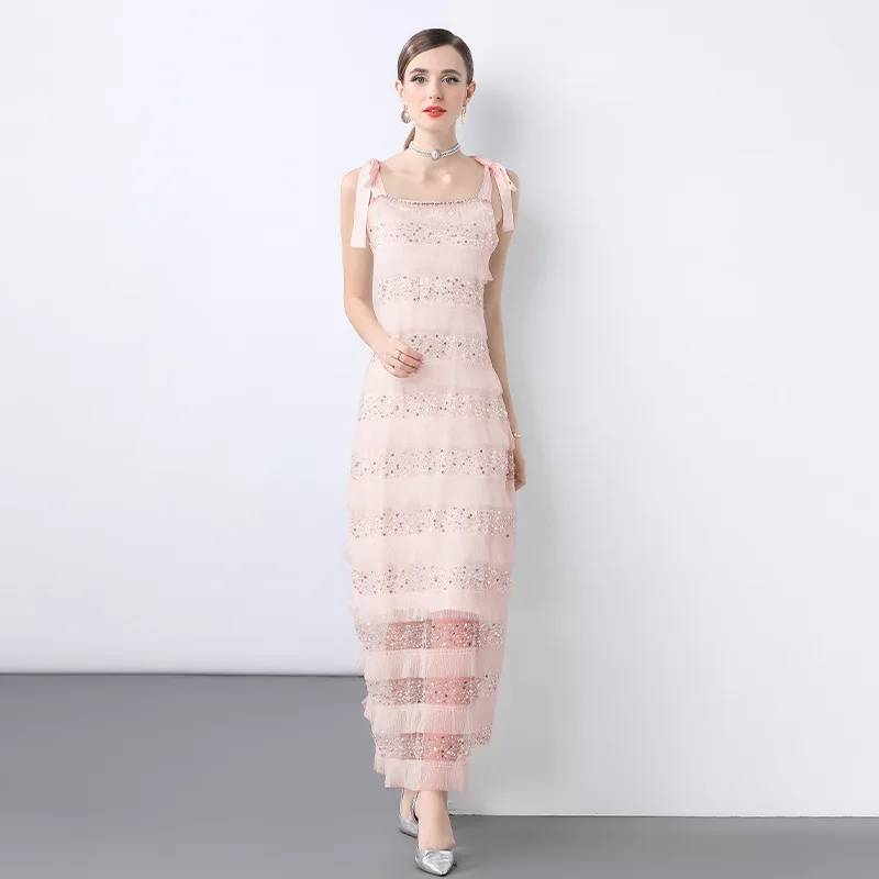 Vestido de Verão 2025 com Manga Longa e Saia em Camadas, Deco com Miçangas e Franjas, Acabamento em Renda com Nó de Borbo...