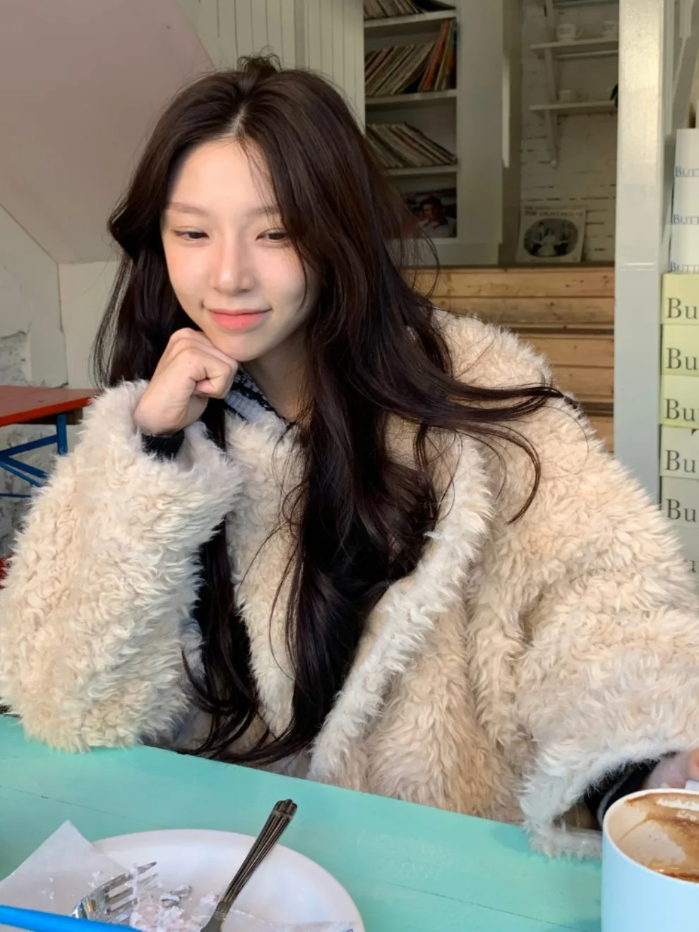 เสื้อโค้ทหนังผู้หญิงแบบติดกระดุมด้านข้าง ผลิตจากขนแกะหรือขนสัตว์เทียม เป็นมิตรกับสิ่งแวดล้อม อุ่นสบาย เหมาะสำหรับฤดูใบไม้ผลิ ฤดูใบไม้ร่วง และฤดูหนาว