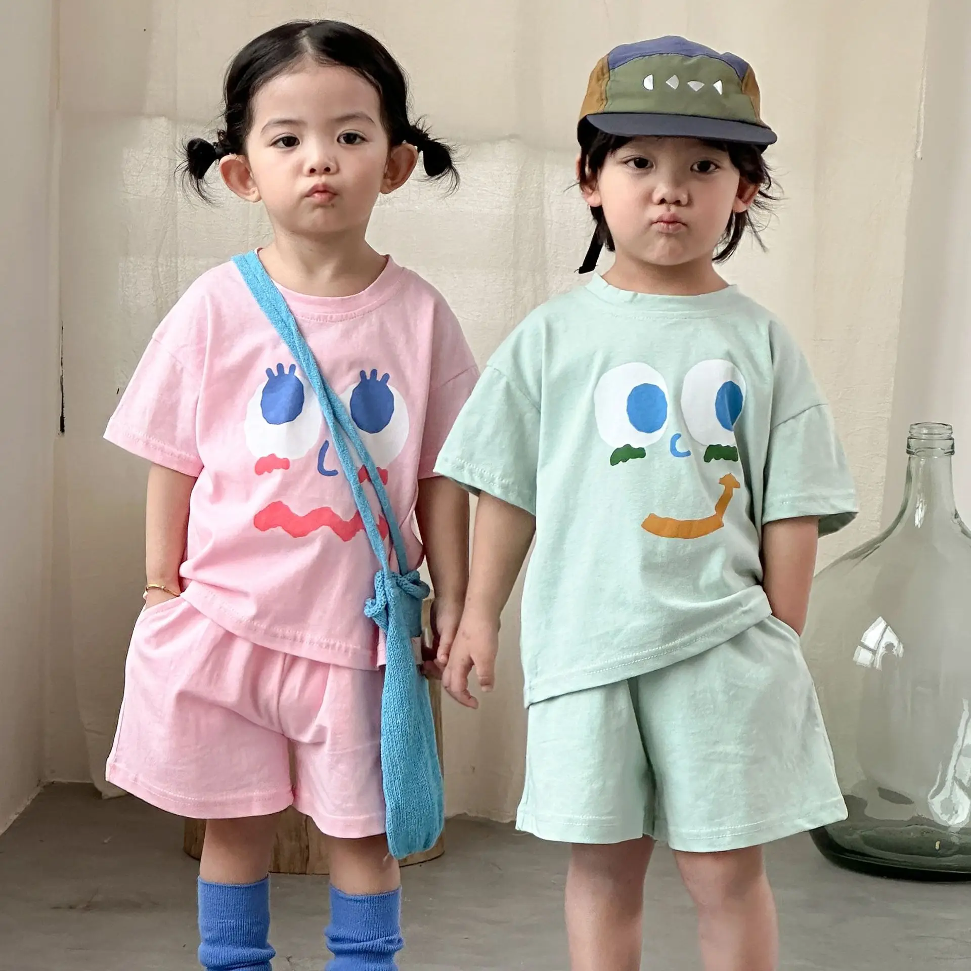 

Летний комплект детской одежды 2026: милый костюм из 2 предметов с мультяшным принтом, футболка с коротким рукавом и шорты, мягкий хлопковый свободный уличный стиль