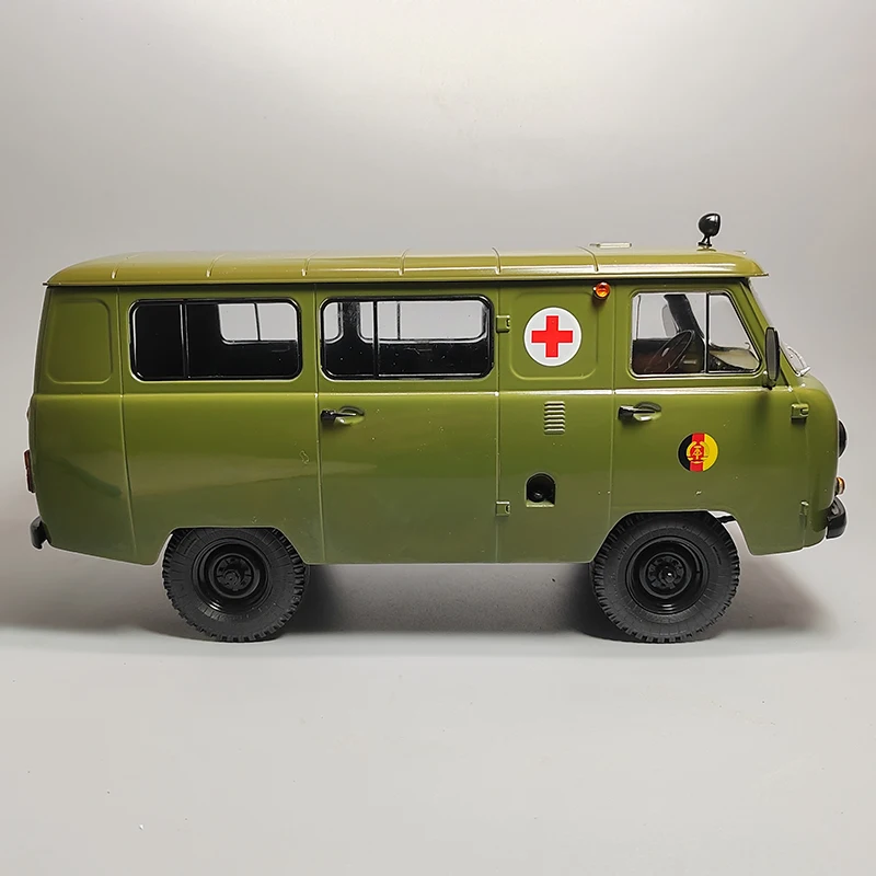 1:18 Scale Diecast Alloy East German UAZ-452 Military Ambulance Van Toys Cars Model Classics Adult Souvenir Gifts Static Display