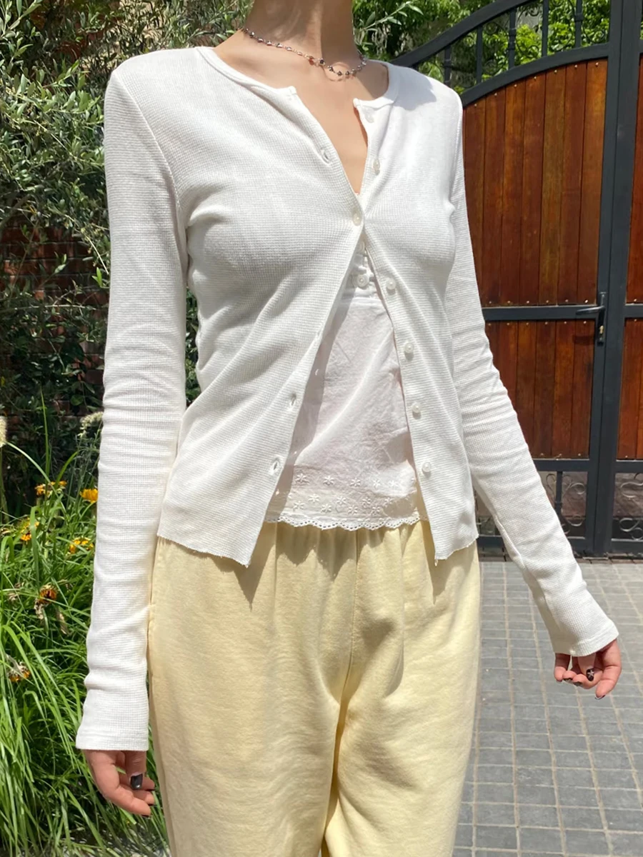 

Белая винтажная вафельная тонкая футболка женская осенняя однобортная хлопковая футболка с круглым вырезом милые простые однотонные футболки с длинными рукавами новинка