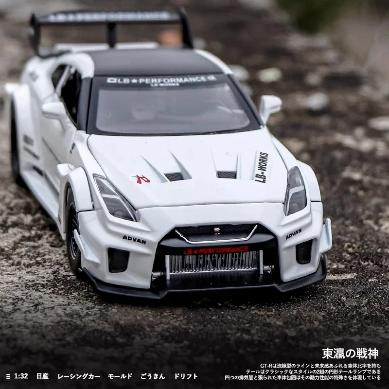 1:32 Skyline Nissan GTR-CSR2 Alloy Sports Car Diecast Metal Model Car Central Control Ornaments Children Birthday Toy Present