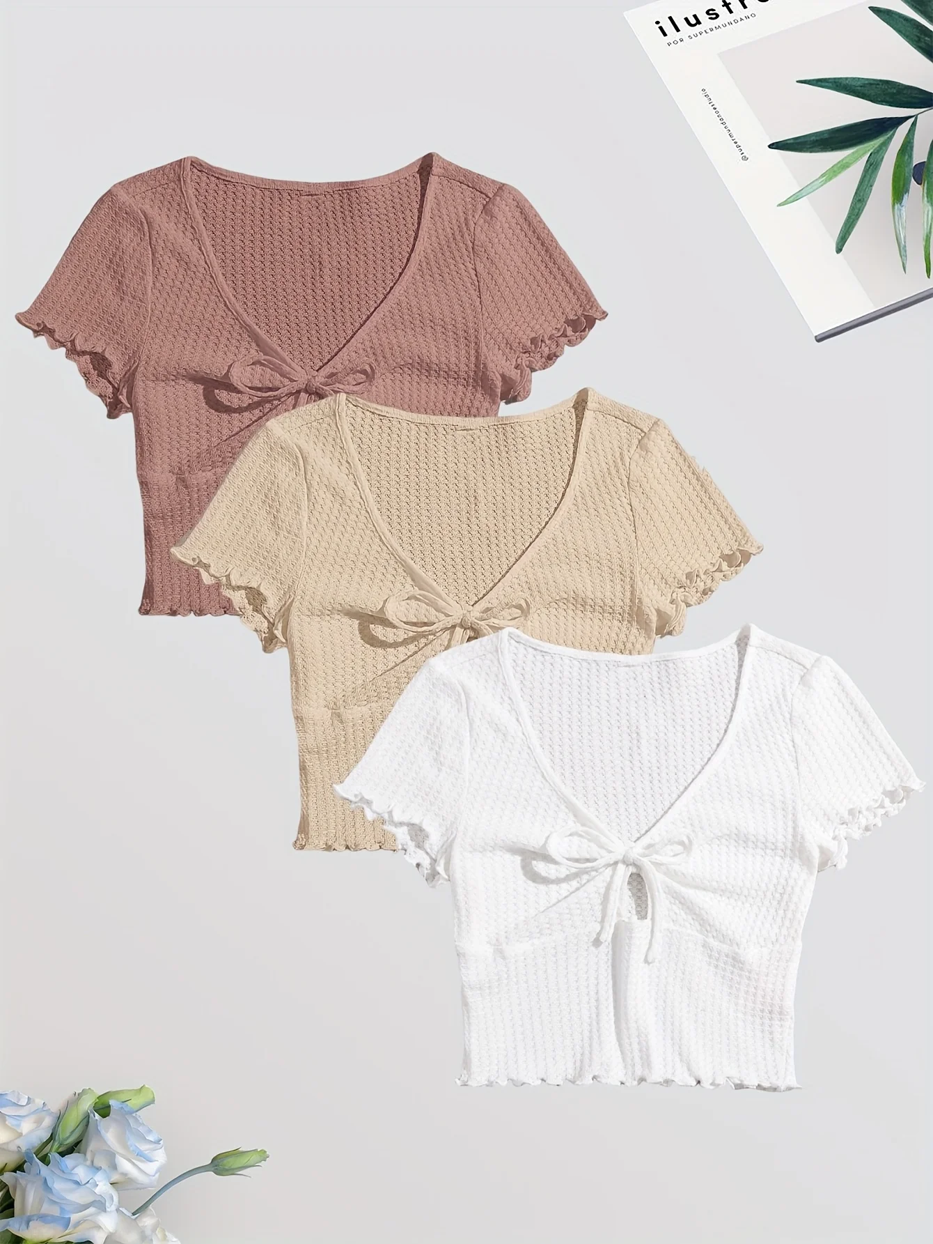 Um conjunto de 3 peças de camisetas elegantes com decote em V