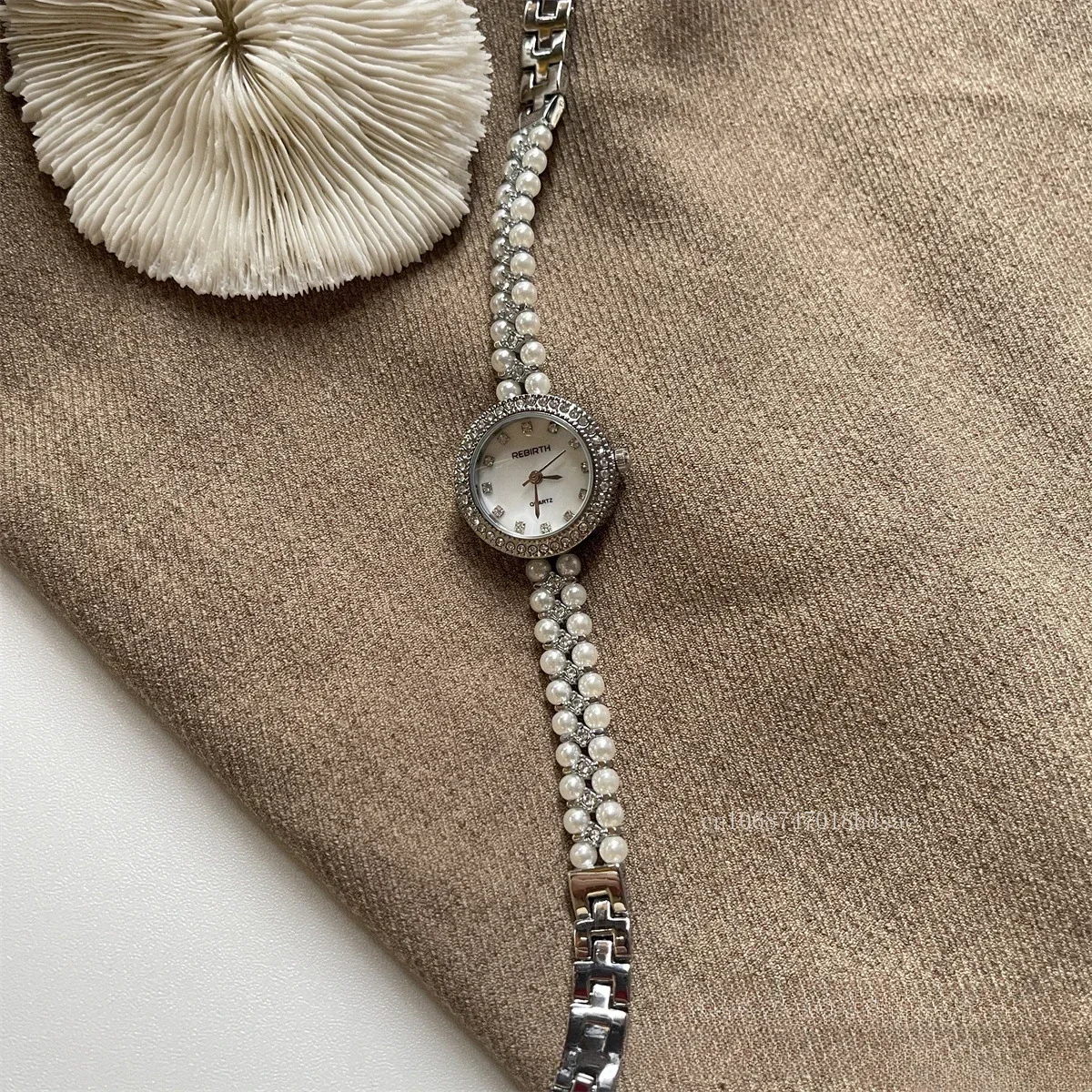 Pearl Chain นาฬิกาหน้าปัดขนาดเล็ก High-end ประณีตหรูหรา High Shell Mother of Pearl Dial นาฬิกาผู้หญิง