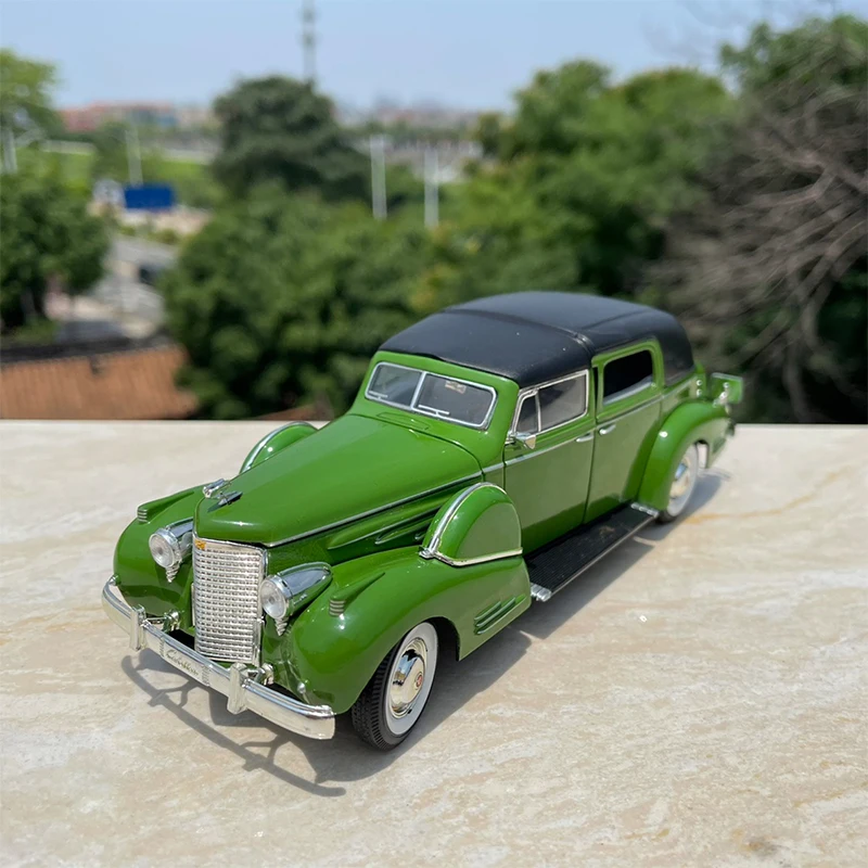 1:32 Scale Cadillac Classic Car Simulation Alloy Model Static Display Collectible Toy Gift Decration Souvenir Decration