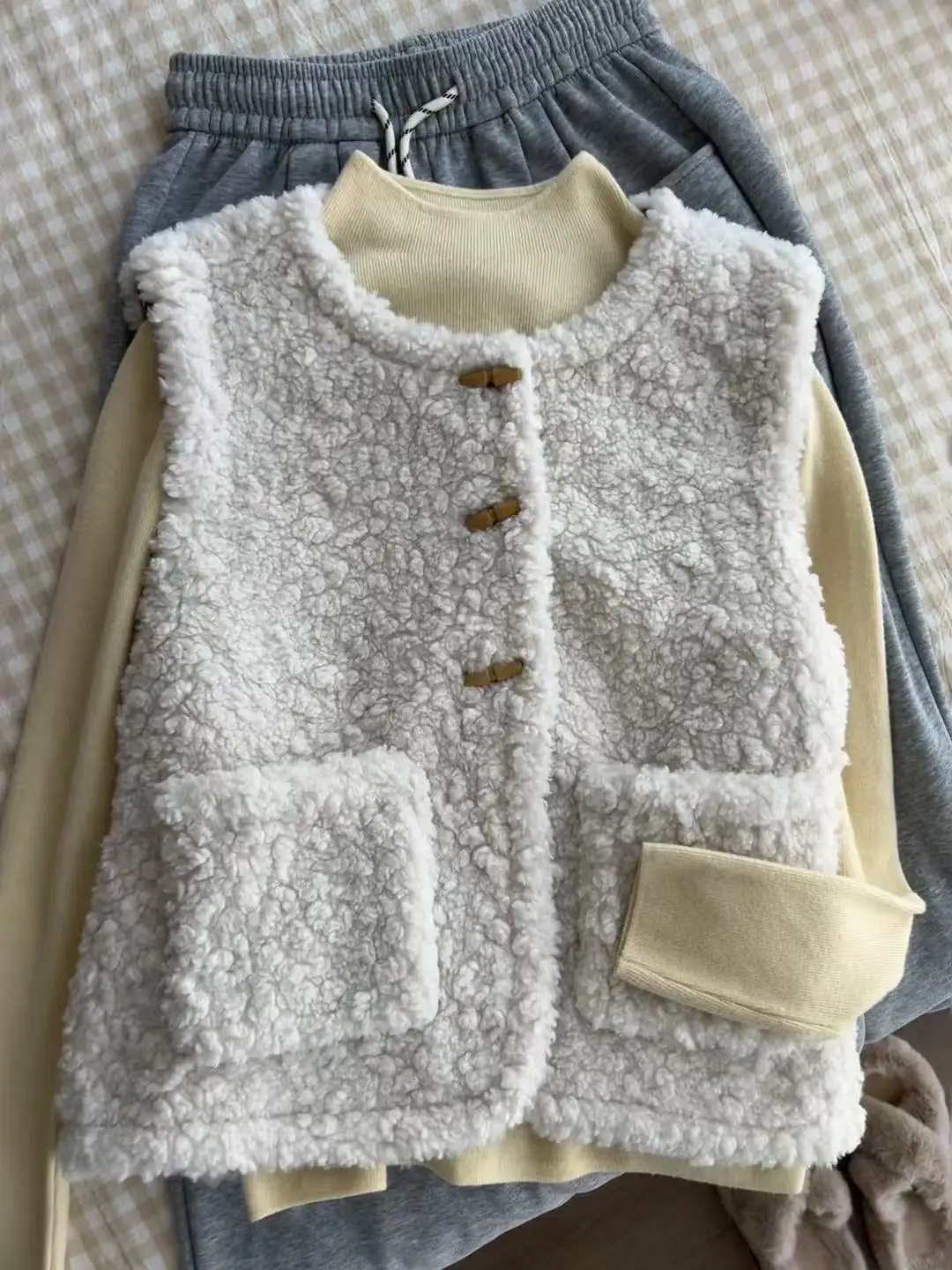 

Korean Sle Lamb Velvet Vest Women's 2026 Autumn Winter New One-Piece Double-Sided Wearable Svel oulder Pad Jaet