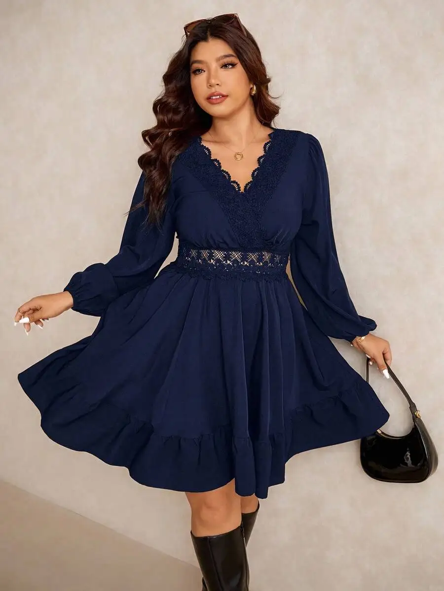 

Повседневное платье больших размеров темно-синего цвета с V-образным вырезом, длинными рукавами, кружевной отделкой и расклешенной юбкой