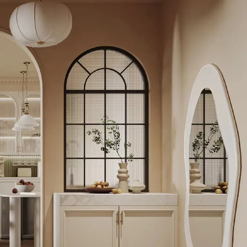 Französische Trennwand, amerikanisches Wohnzimmer, gewölbte Retro-Fenster mit echten und künstlichen Fenstern, schmiedeeiserner Edelstahl