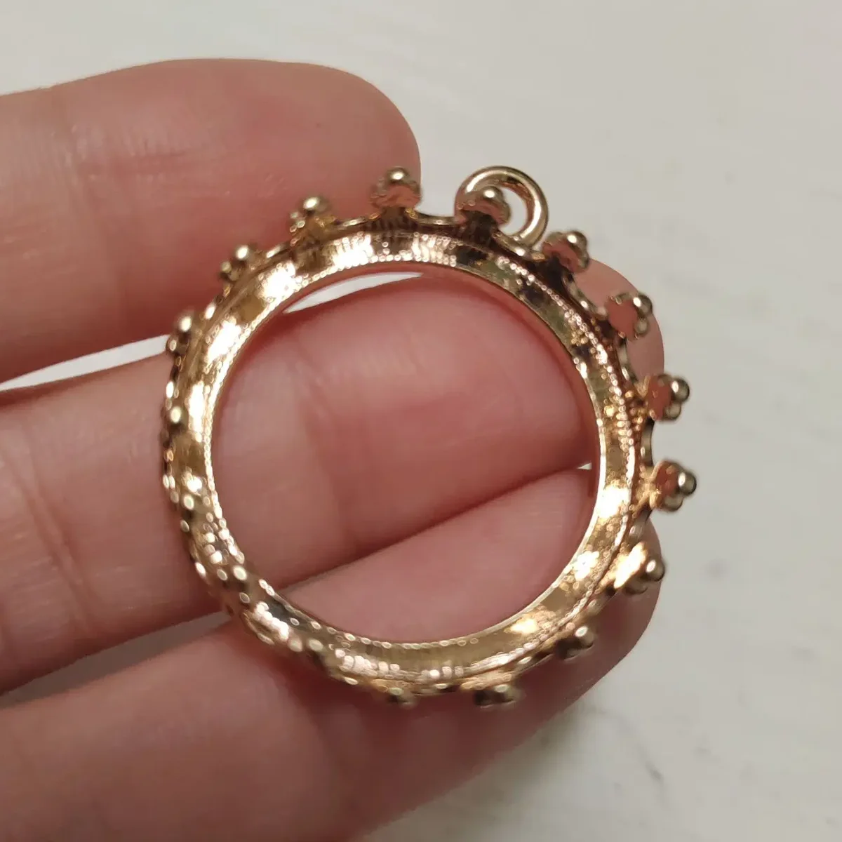 20pcs DIY Pendant Settings fits 25mm Circle Stone Cameo Cabochons Bases Brass Casted Open Back Pendant Quality Crown Bezel