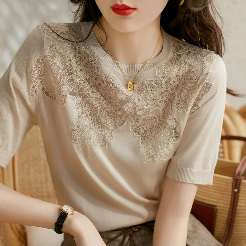 Modny koronkowy top z ażurowymi wstawkami z dzianiny lodowego jedwabiu, luźny, uniwersalny, letni, z designerskim akcentem, bluzka.