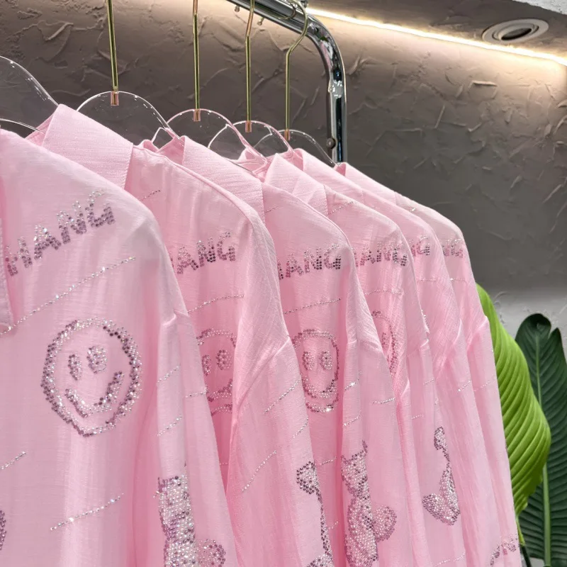 2023 Verão Nova Carta Urso Quente Luz de Perfuração Legal Camisa de Proteção Solar das Mulheres Soltas Casual See-through Doce Rosa Blusas Top