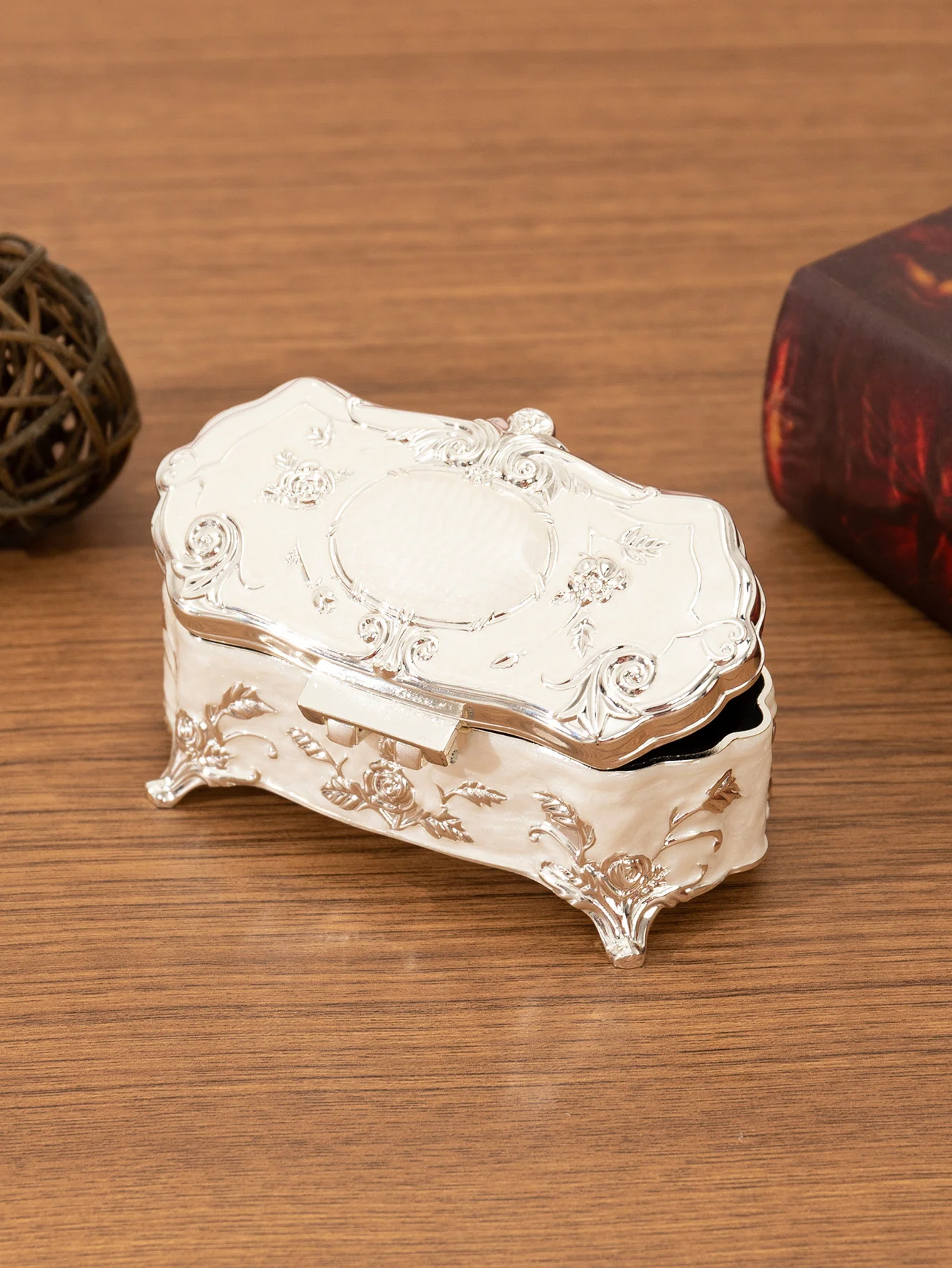 Metal Creative European Vintage Jewelry Trumpet Silver-plated Hand-Painted High-grade Rose Storage Cotton Swab Box Valentine\'s D