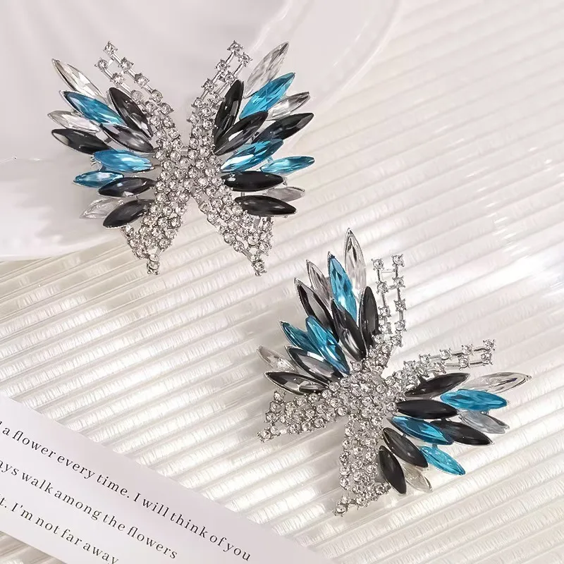 

Сине-черная брошь-бабочка с градиентом и бриллиантами, трехмерный дизайн, легкий роскошный стиль, аксессуар для пальто