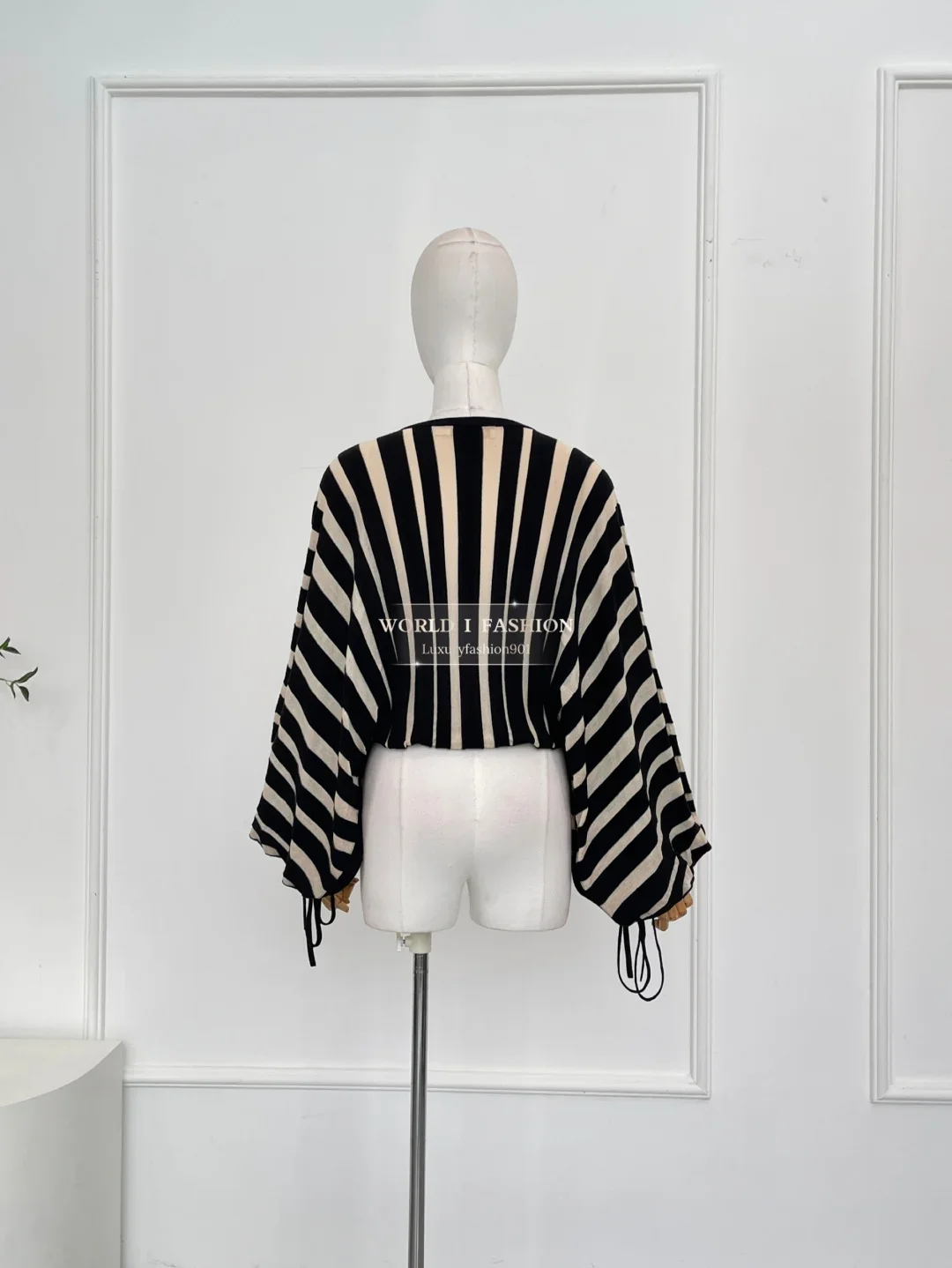 بلوزة نسائية بأكمام طويلة ومطبوعة مخططة باللون الأسود والأحمر والأبيض بتصميم جديد 2025 #5