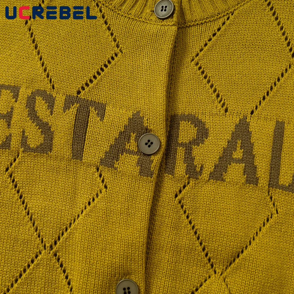 เสื้อคาร์ดิแกนถักลายตัวอักษรแบบแจ็คการ์ดสำหรับผู้ชาย เสื้อสเวตเตอร์คอวีทรงหลวมสไตล์เรโทรสำหรับฤดูใบไม้ร่วง มีกระเป๋า ติดกระดุมแถวเดียว