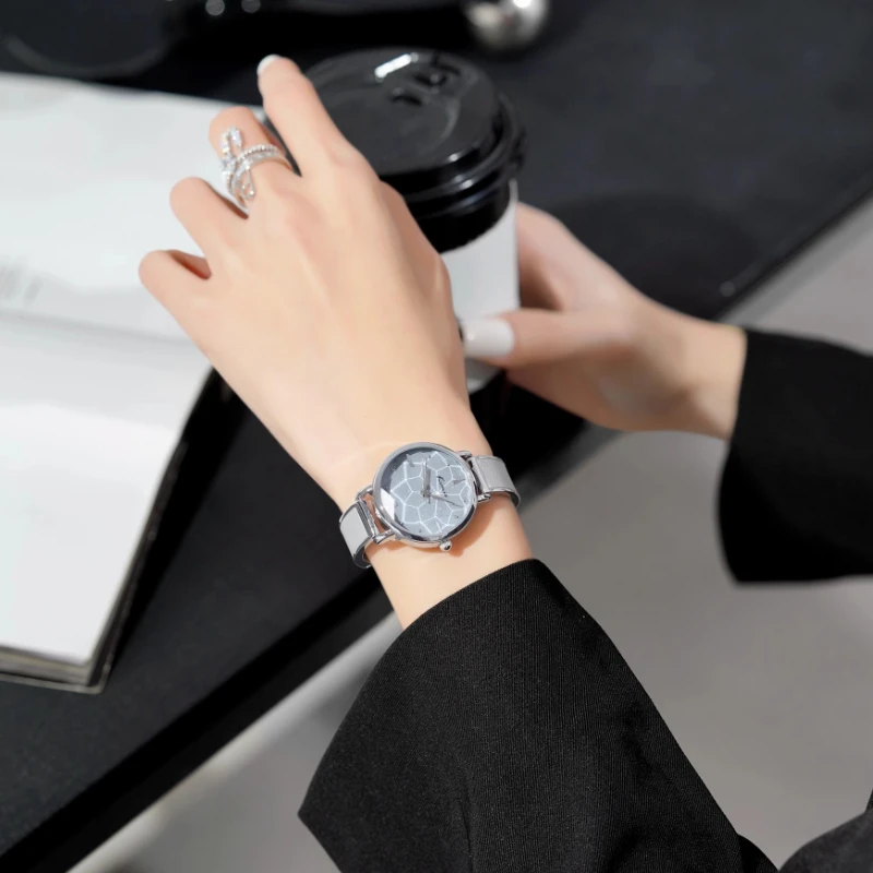 ผู้หญิงหรูหราหรูหรานาฬิกาแบรนด์เฉพาะนักเรียน 2025 เทรนด์แฟชั่นใหม่ที่เรียบง่ายนาฬิกาควอทซ์กันน้ําของขวัญวันเกิด