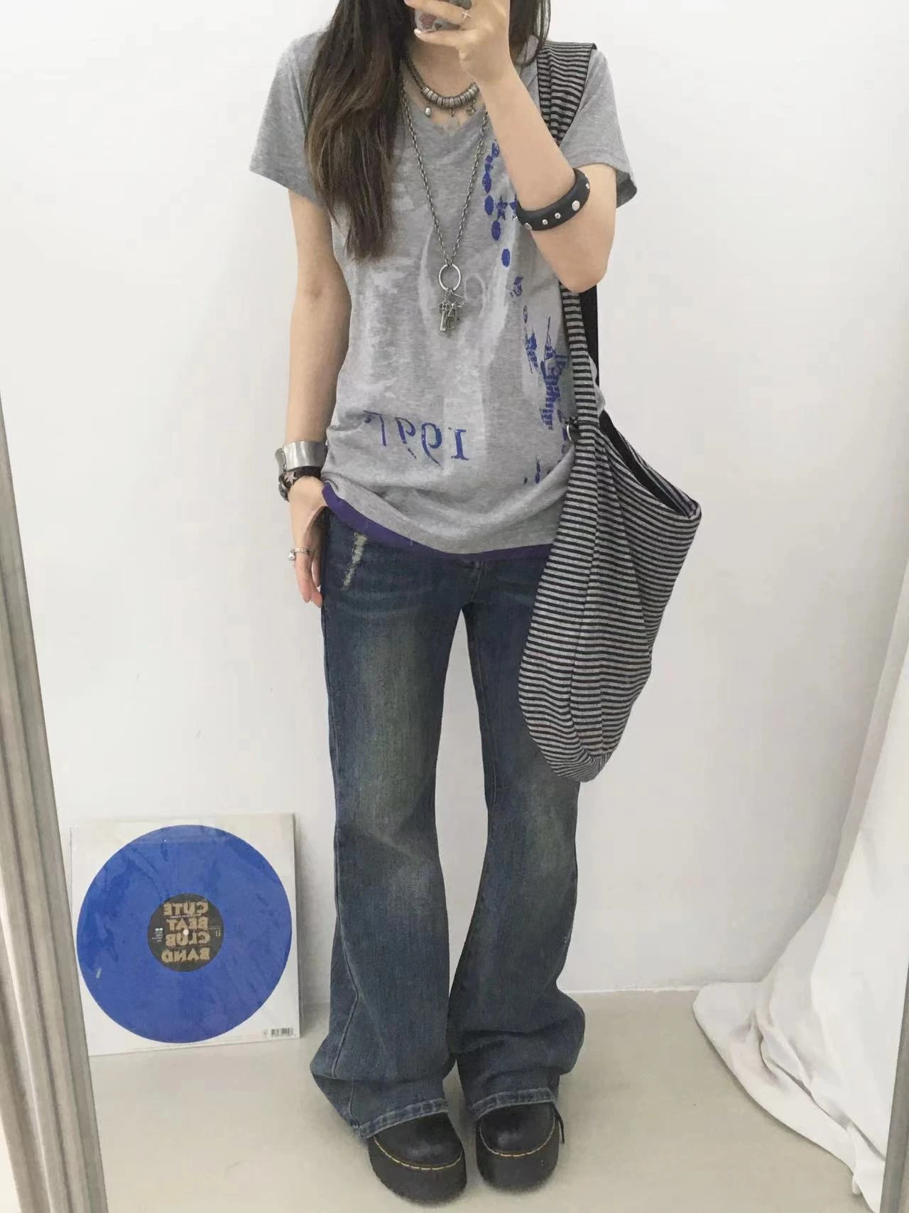 Karrram Japanisches Y2k Fake Zweiteiler-T-Shirt, Trashy 2000er-Jahre-Oberteil mit Buchstaben-Print und V-Ausschnitt, Vintage Harajuku Streetwear, American Retro 90er-Jahre – Detail 6