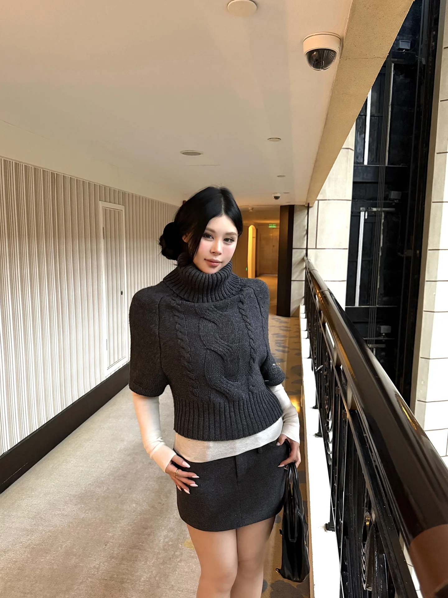 

Комплект: свитер с высоким воротом и шерстяная юбка А-силуэта с высокой талией. Женский модный комплект Bla Zen Seven. Новинка осени 2025.