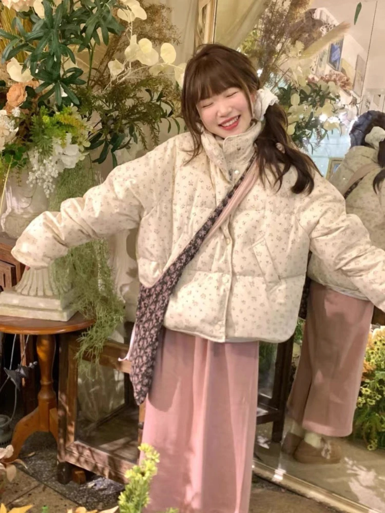 

Женский короткий пуховик с цветочным принтом, зима 2025, Новое поступление, милое миниатюрное пальто с мягким воротником-стойкой, уютный хлеб, как стиль