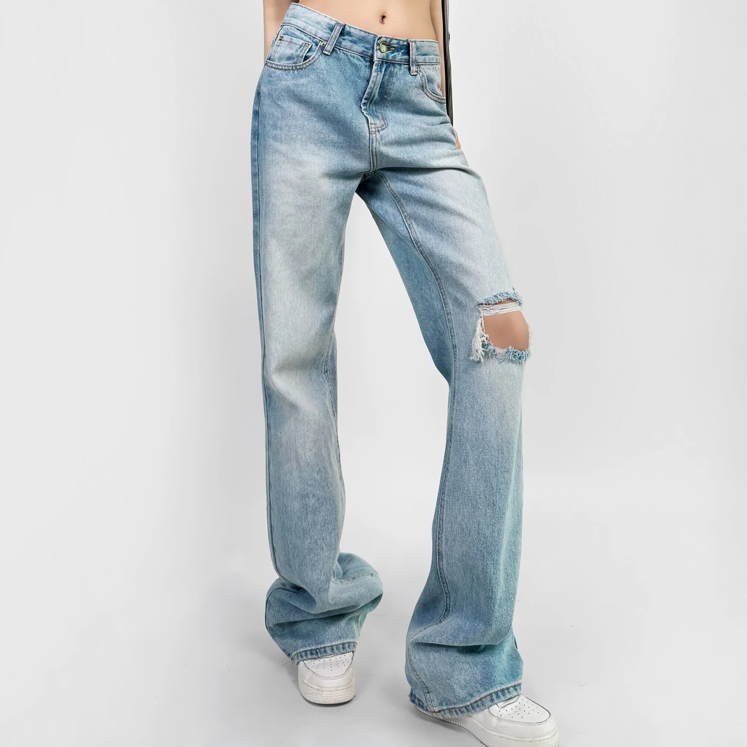 

Прямые потертые джинсы с высокой талией — свободный крой с рваной отделкой до колена и стираной отделкой