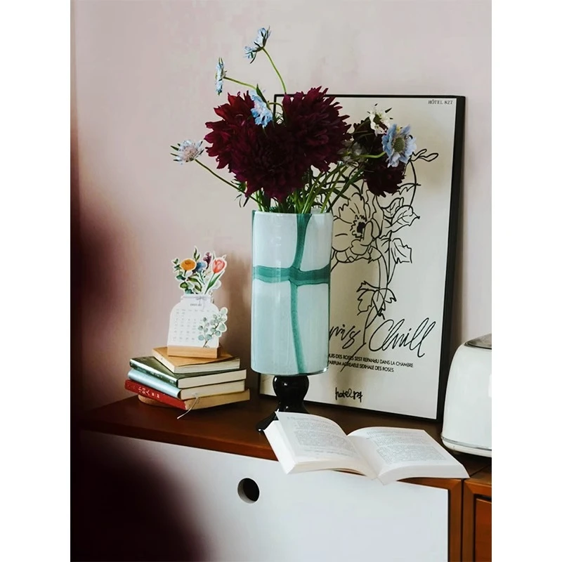 Blumenarrangement mit Kunstornament