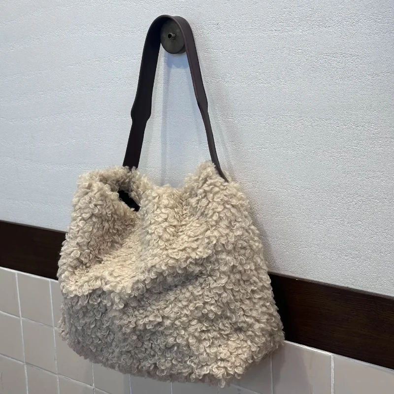 

Stylish Plush Tote Bag Soft Winter Shoulder Bag Faux Fur Korean Tote Bag Luxury Brand Women's Bucket Bag Commuter Underarm Bag