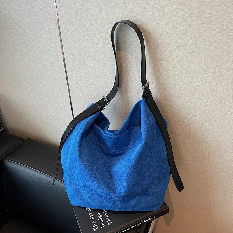 

Handbag 2025 new niche design is suitable for men's and women's ins fashion large-capacity retro shoulder messenger bag.