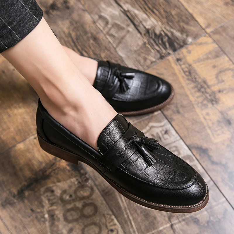 Men Loafers PU Leather Tassel Decoration Pointed Low Heel Comfortable and Simple Gentleman Business Casual Leather Shoes