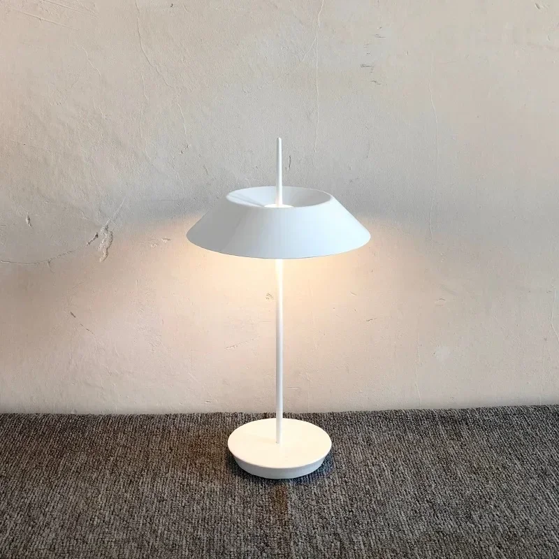 Modern Italian Luxury Black Gold Metal Floor Lamp Nordic Bedside for Bedroom Study Desk Living Room Hotel Home Decor 2026