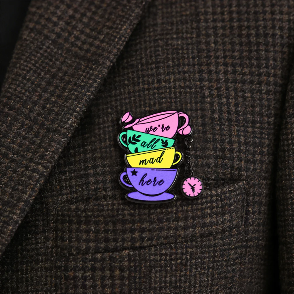 Wir sind alle verrückt hier Emaille-Pin, gestapelte Tassen, Taschenuhr-Anhänger, Brosche, Teeparty-Abzeichen, Geschenk für Prinzessinnen-Mädchen-Fans, Accessoire – Detail 7