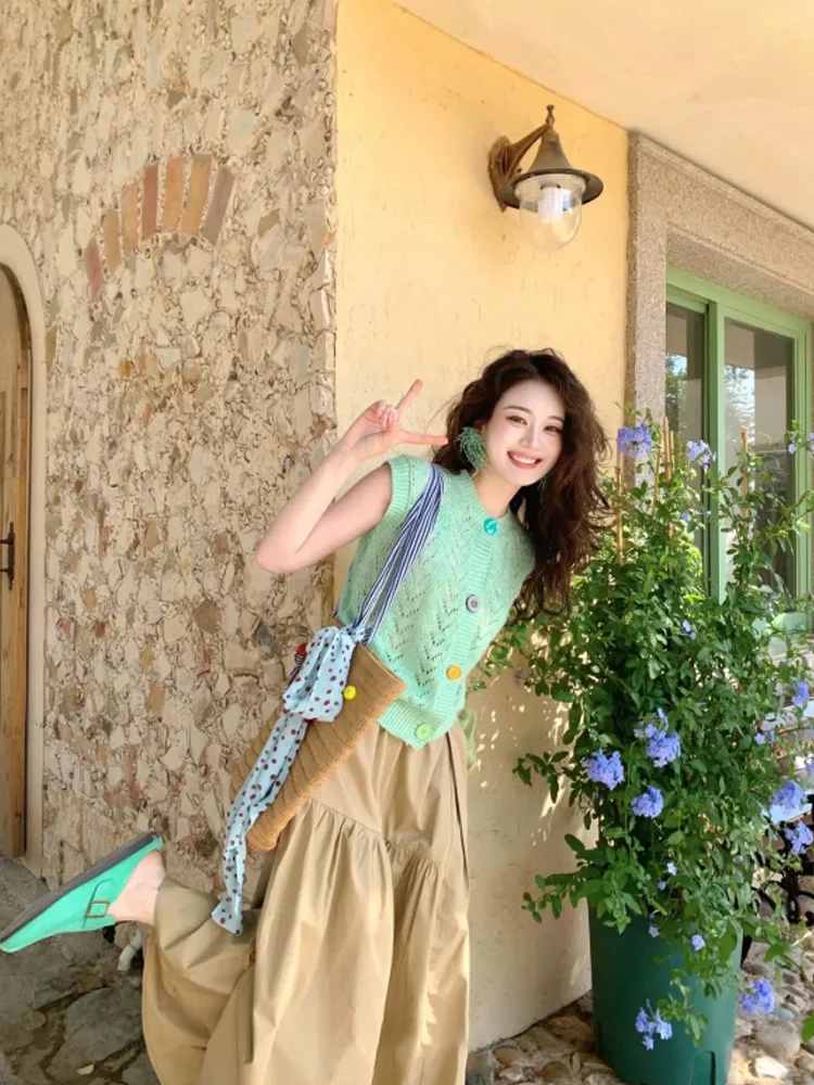 패셔너블하고 다재다능한 홀로우 아웃 숄더 브라이드메이드 베스트 여성용 슬림 니트 여름 탑 싱글 버튼 디자인 한국 스타일