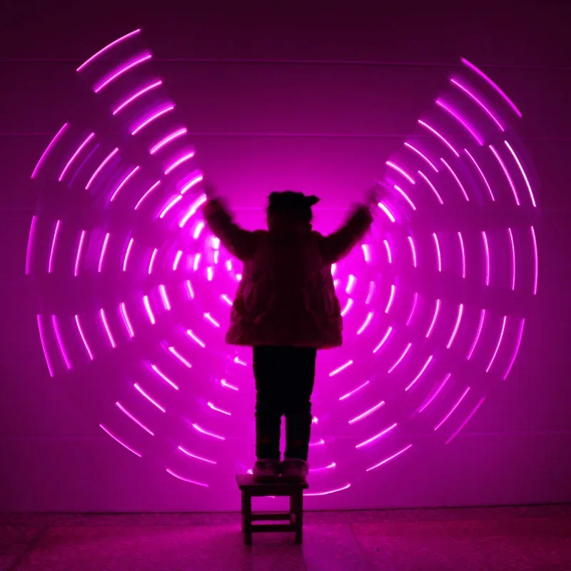 2018 الأطفال مصباح ليد إيزيس أجنحة الرقص الشرقي 360 درجة المرحلة المصرية الأداء جديد وصول الاطفال DJ LED أجنحة لا العصي