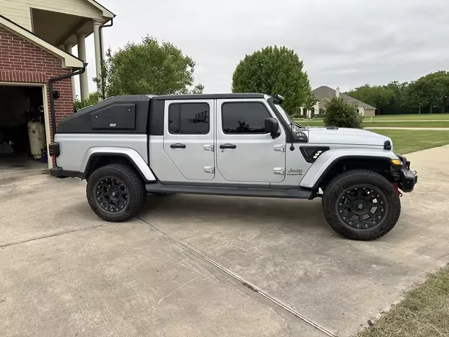 

Manganese Steel Manual Waterproof Locking Fold Truck Bed Tonneau Cover for Jeep Gladiator Canopy