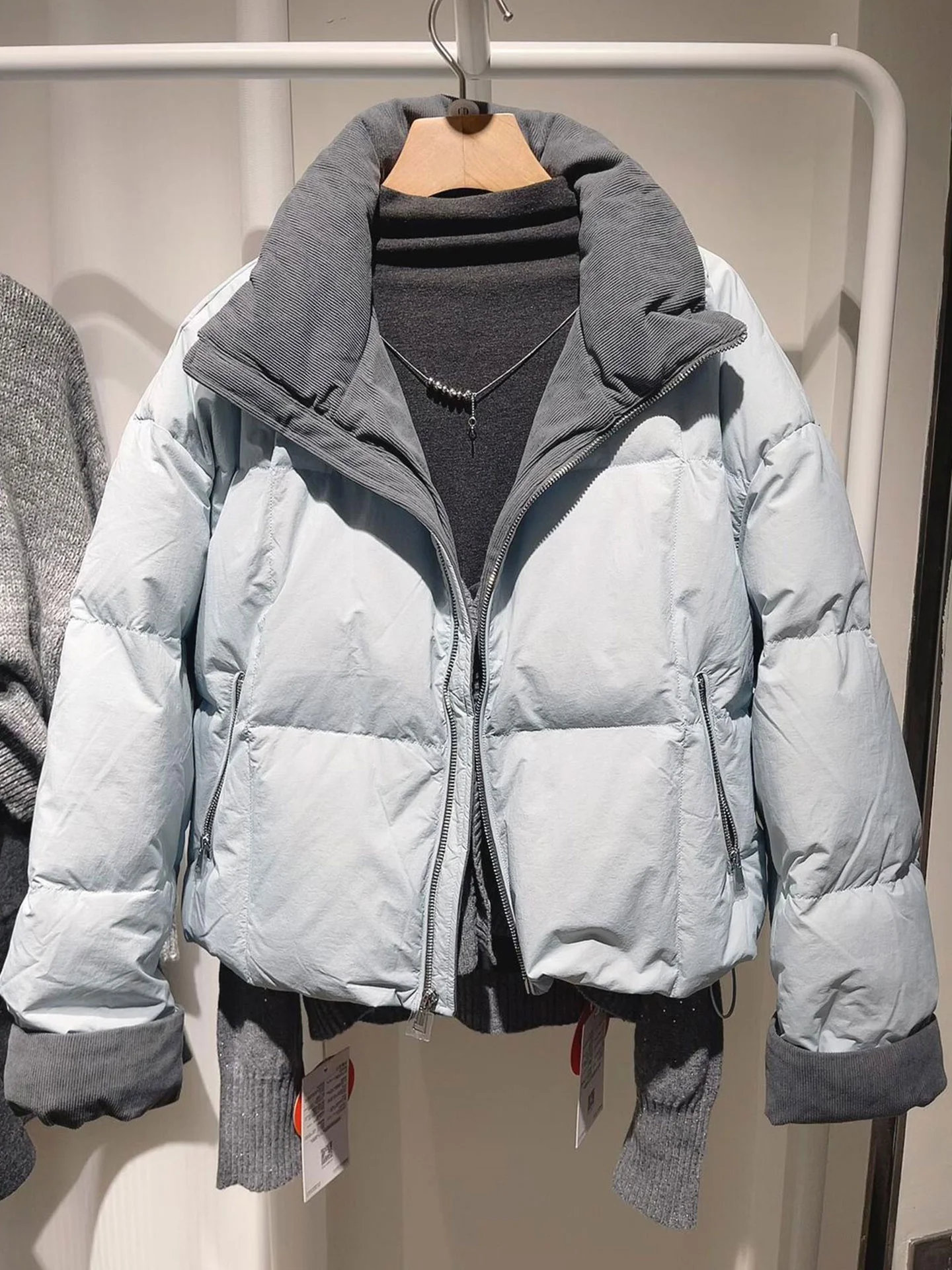 Modny płaszcz zimowy damski typu puchowy, ciepły, z wysokim stanem, długi, o długości do łydki, wypełniony włóknem poliestrowym.