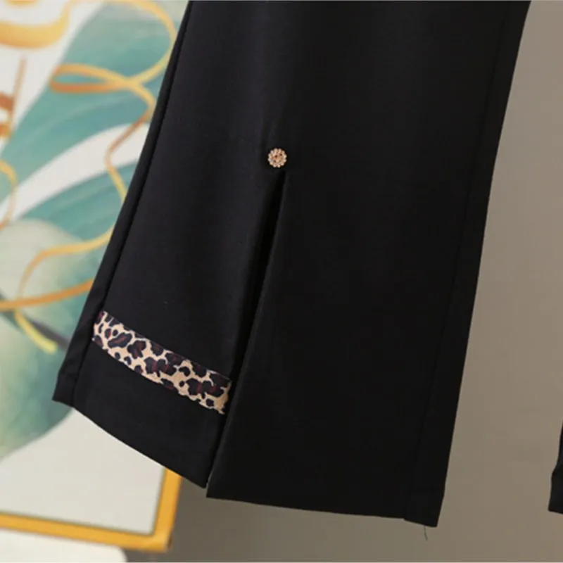 2025 حجم كبير سراويل نسائية سوداء صيفية نمط جديد 100 كجم عصرية رقيقة من الحرير الجليدي سبليت ليوبارد طباعة قيعان 353