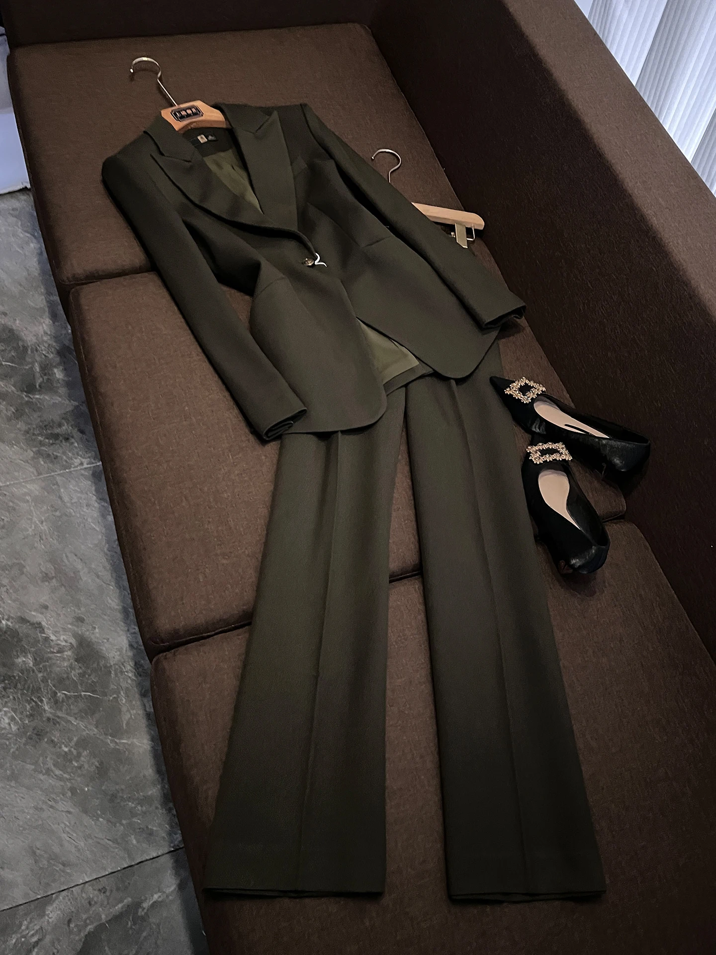 

Весенний деловой костюм-тройка для женщин: приталенный пиджак, брюки с широкими штанинами и футболка. Элегантная профессиональная рабочая одежда.