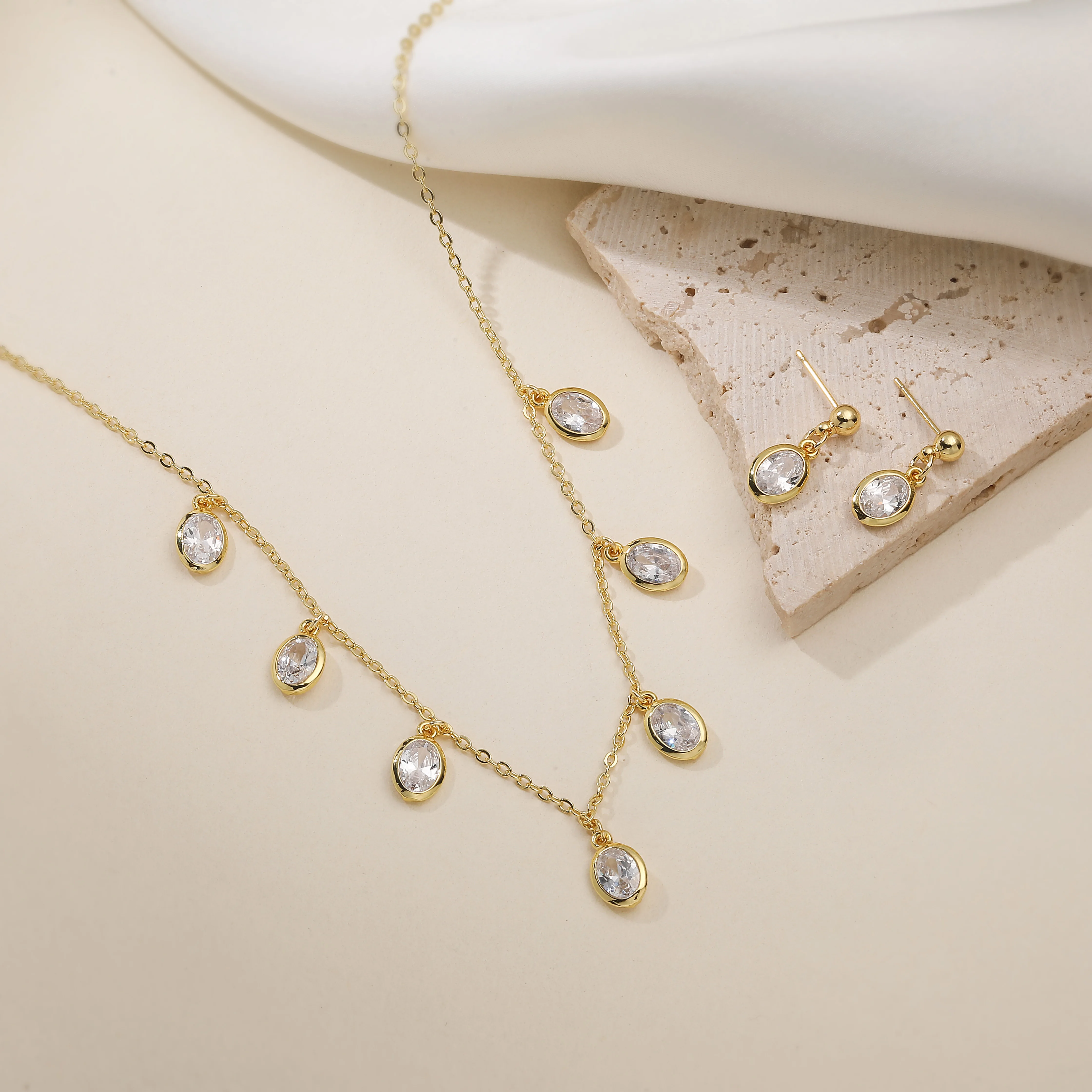 18K Vergoldete Messing Tropfenförmige Klare Zirkon-Ohrringe/Halskette für Damen Schlüsselbein-Kette Körperschmuck
