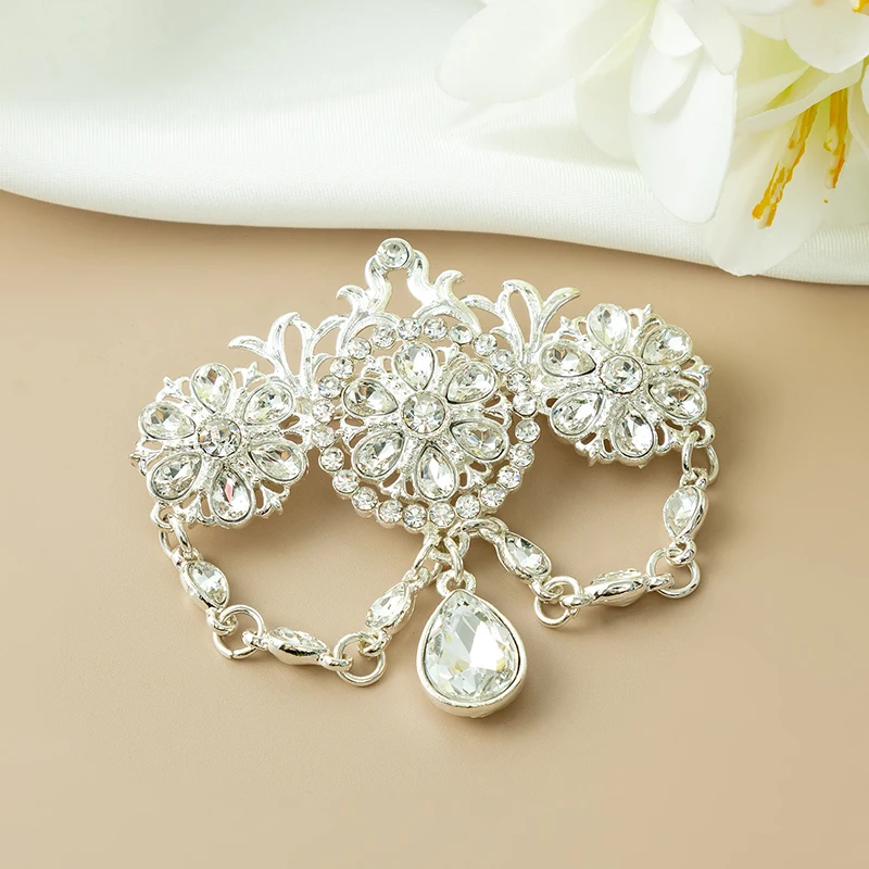 

Shiny Gold Plated Metal Bride Brooch Pin with Hollow out Floral Engraving Versatile for Wedding Parties Ladies' Chest Flower