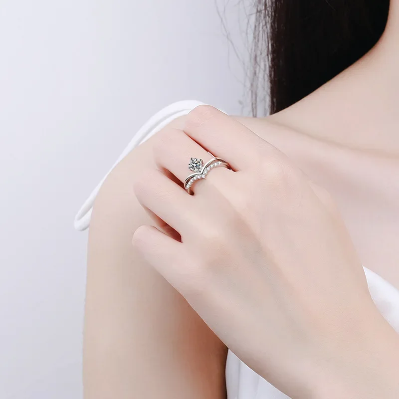 Pierścionek ze srebra próby S925 z moissanitem 1.0 Ct dla kobiet i mężczyzn, platerowany platyną Pt950, w kształcie litery V, czteropunktowy pierścionek zaręczynowy, biżuteria na Walentynki, sprzedaż hurtowa.