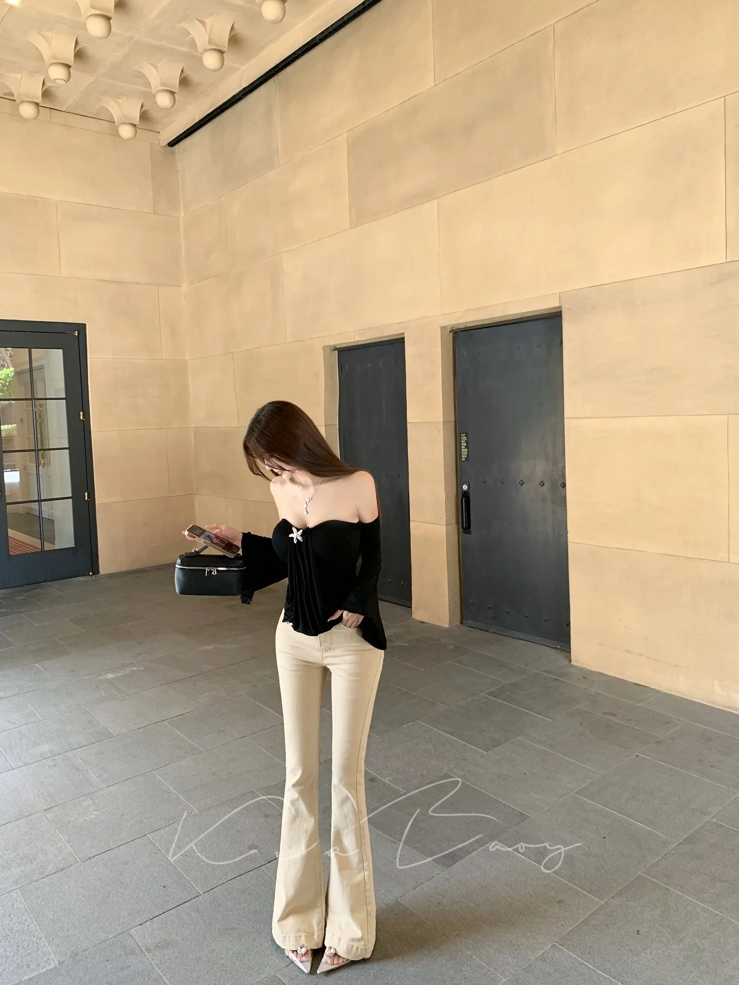 

Корейские джинсы с высокой талией, широкими штанинами и двойной эластичной резинкой, однотонные, подчеркивающие бедра, длинные, в пол