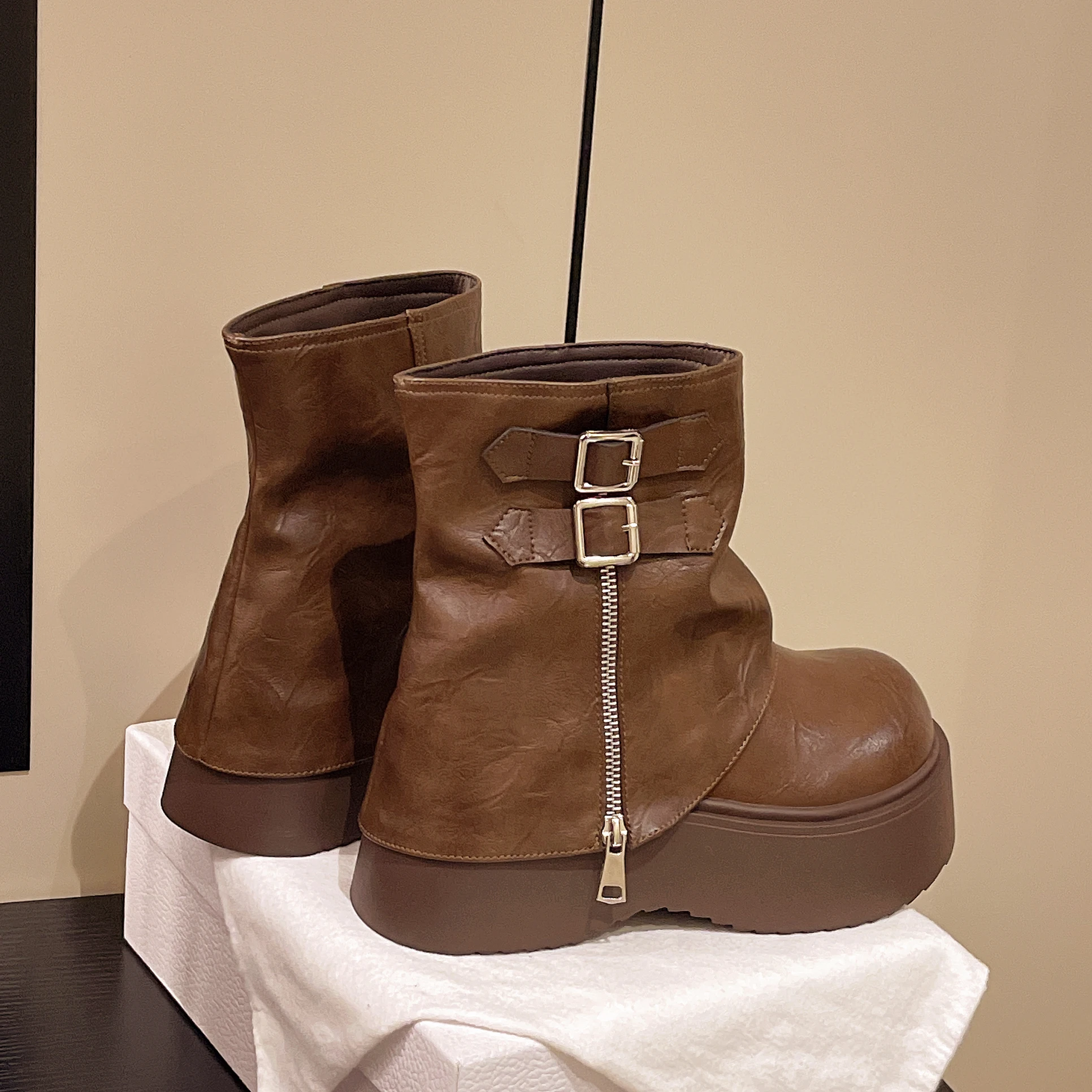 

Женские модельные ботинки на массивном каблуке и платформе до щиколотки