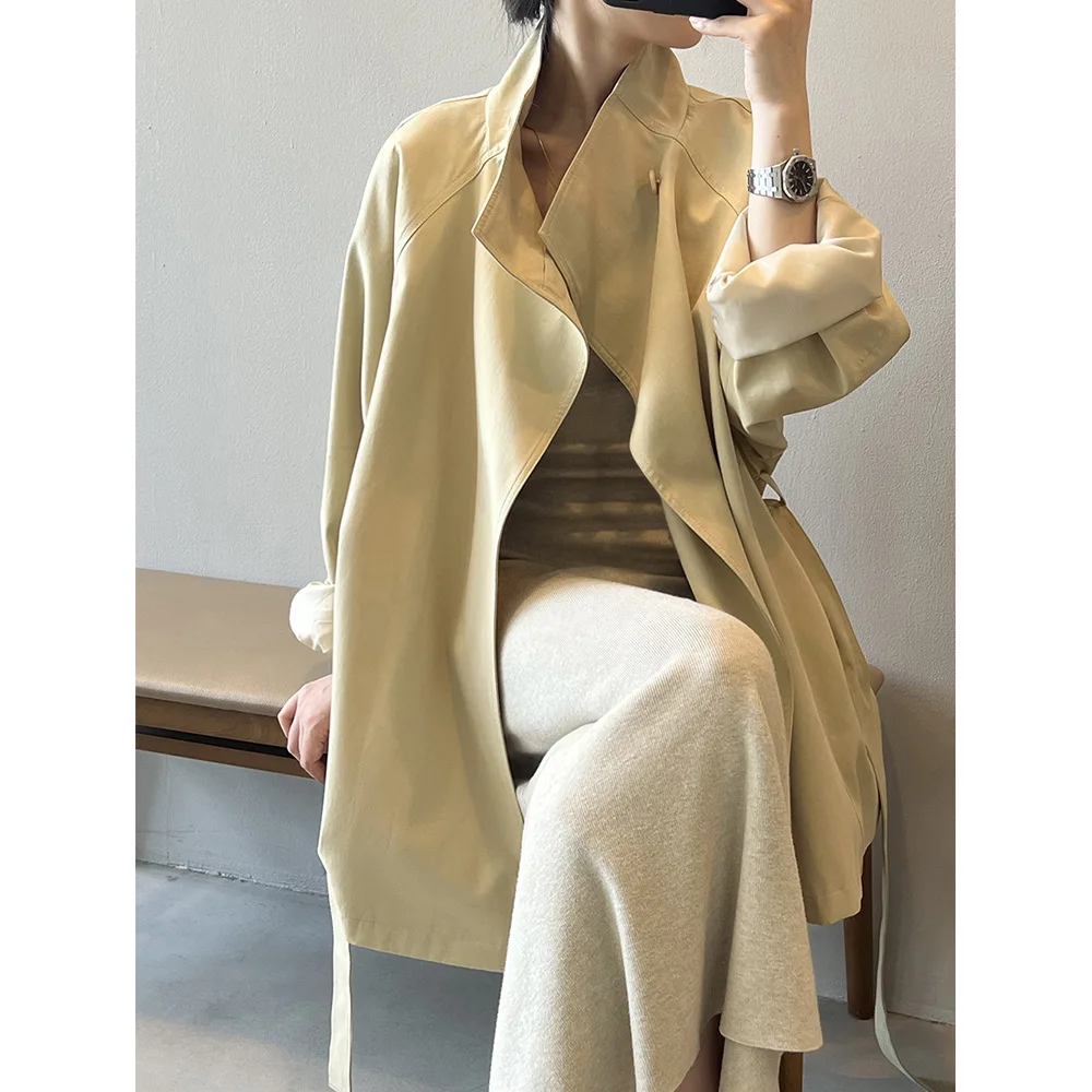 

French retro style mid size trench coat for women in spring 2025 loose waist and stand up collar top