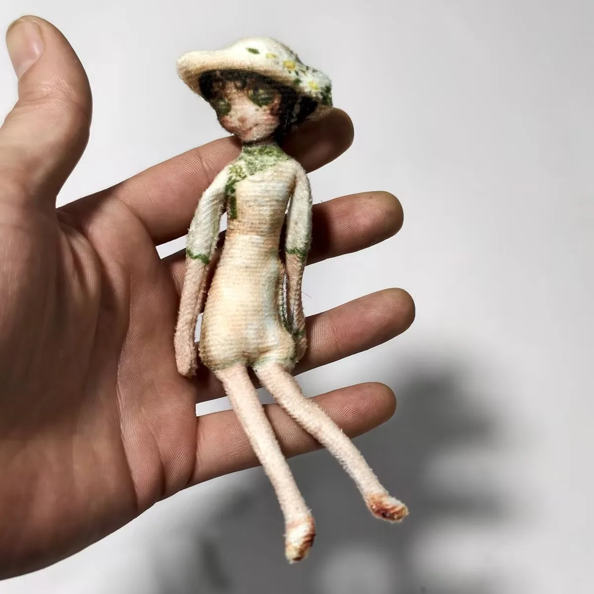 Nuova statuina rifinita "Identity V" ultrasottile da 15 centimetri: astratta, senza bordi bianchi, con un scheletro, può essere modellata liberamente