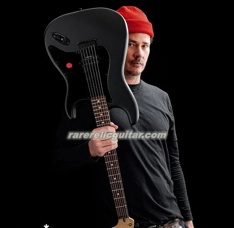 Tom Delonge-guitarra eléctrica negra satinada de edición limitada, perilla roja especial, placa de cuello grabada, puente de cola dura, Hardware negro