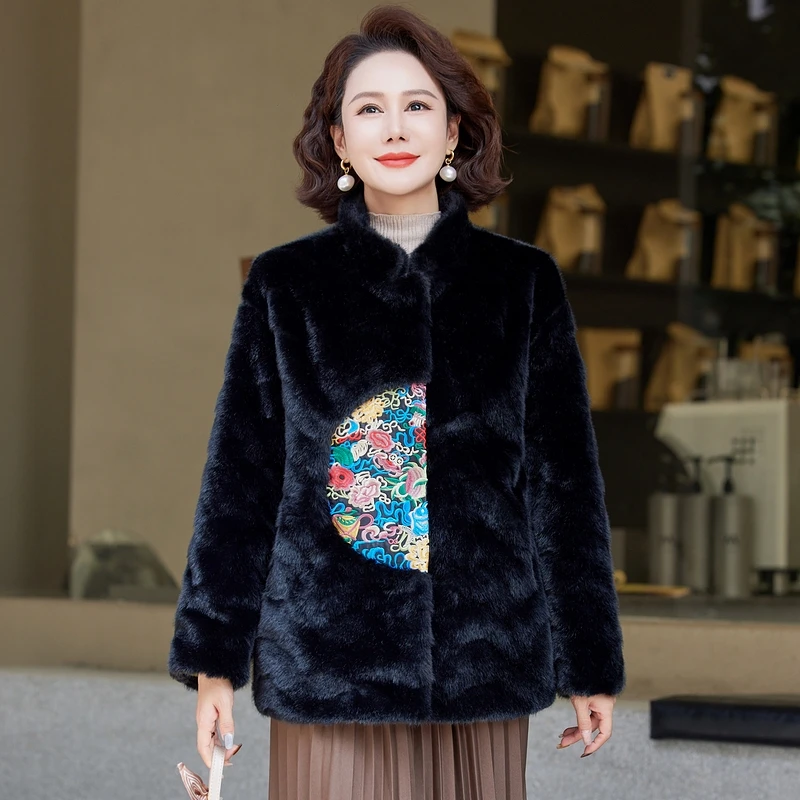 

Новая китайская женская зимняя куртка из норкового бархата 2024 года, новая модель для женщин среднего и старшего возраста, зимняя одежда.