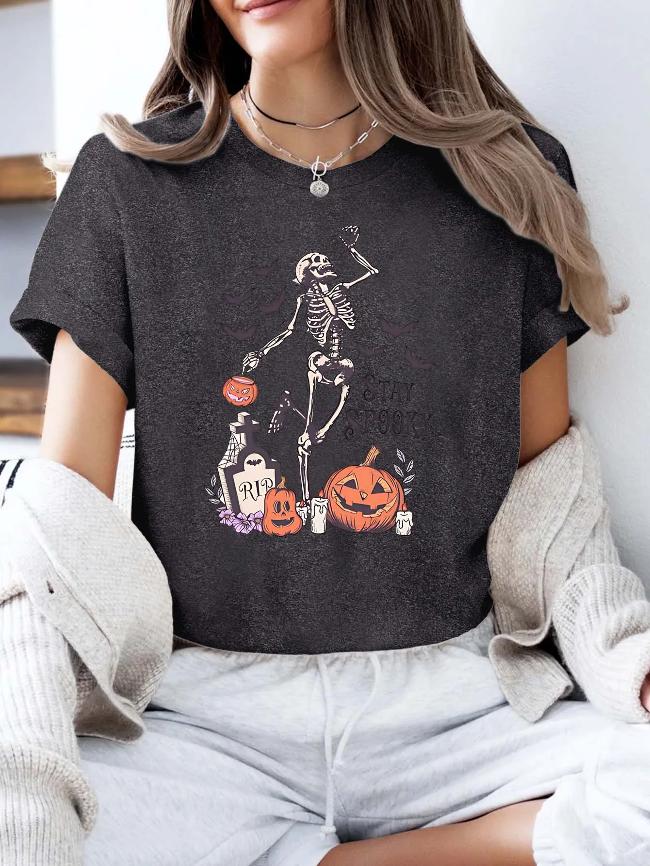 Camiseta gráfica espeluznante de Halloween de talla grande - Cráneo y calabaza de seis colores - Manga corta