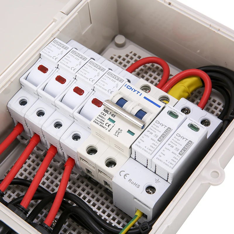 Solar fotovoltaïsche PV Combiner Box Met Aarddraad 4 ingang 1 uit DC 600 V Zekering MCB SPD Waterdichte Doos IP65 Groothandel