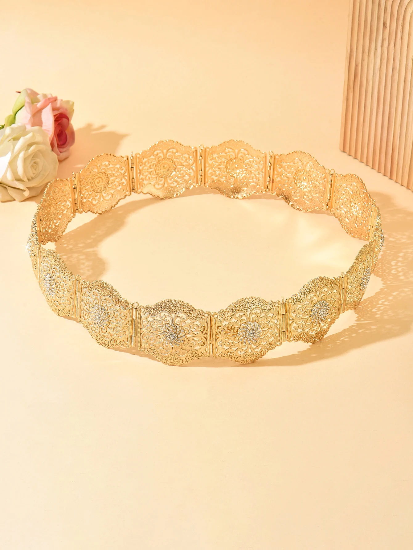 

Пояс в восточном стиле с золотым тиснением и сверкающими стразами для женских вечерних платьев и свадебных нарядов, утягивающий талию