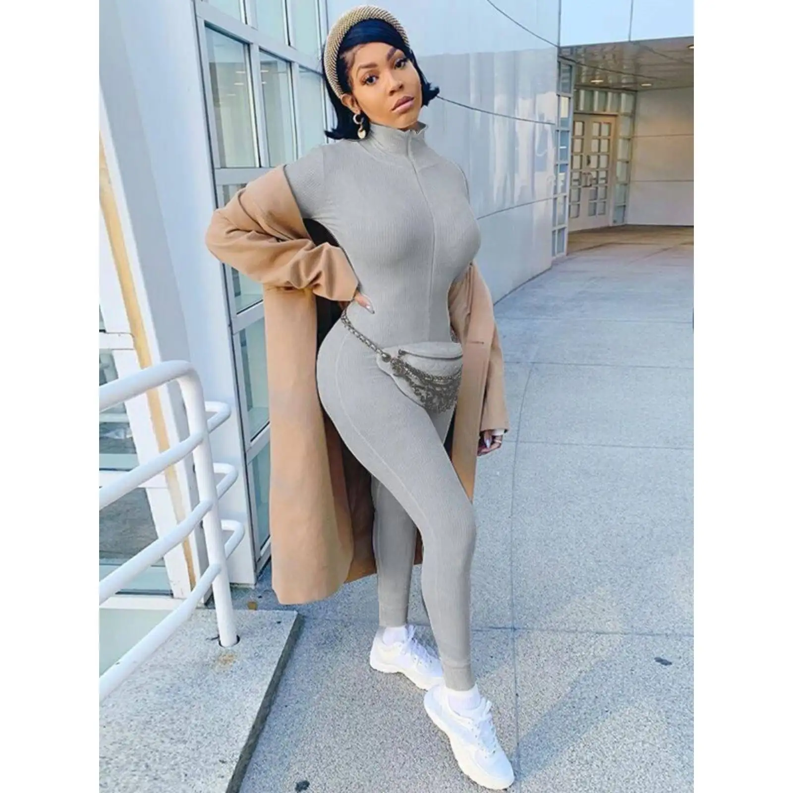 Damski kombinezon sportowy z krótkimi spodniami, dekoltem w serek, zamkiem błyskawicznym, niskim stanem, wygodny materiał, kolekcja wiosna 2023.